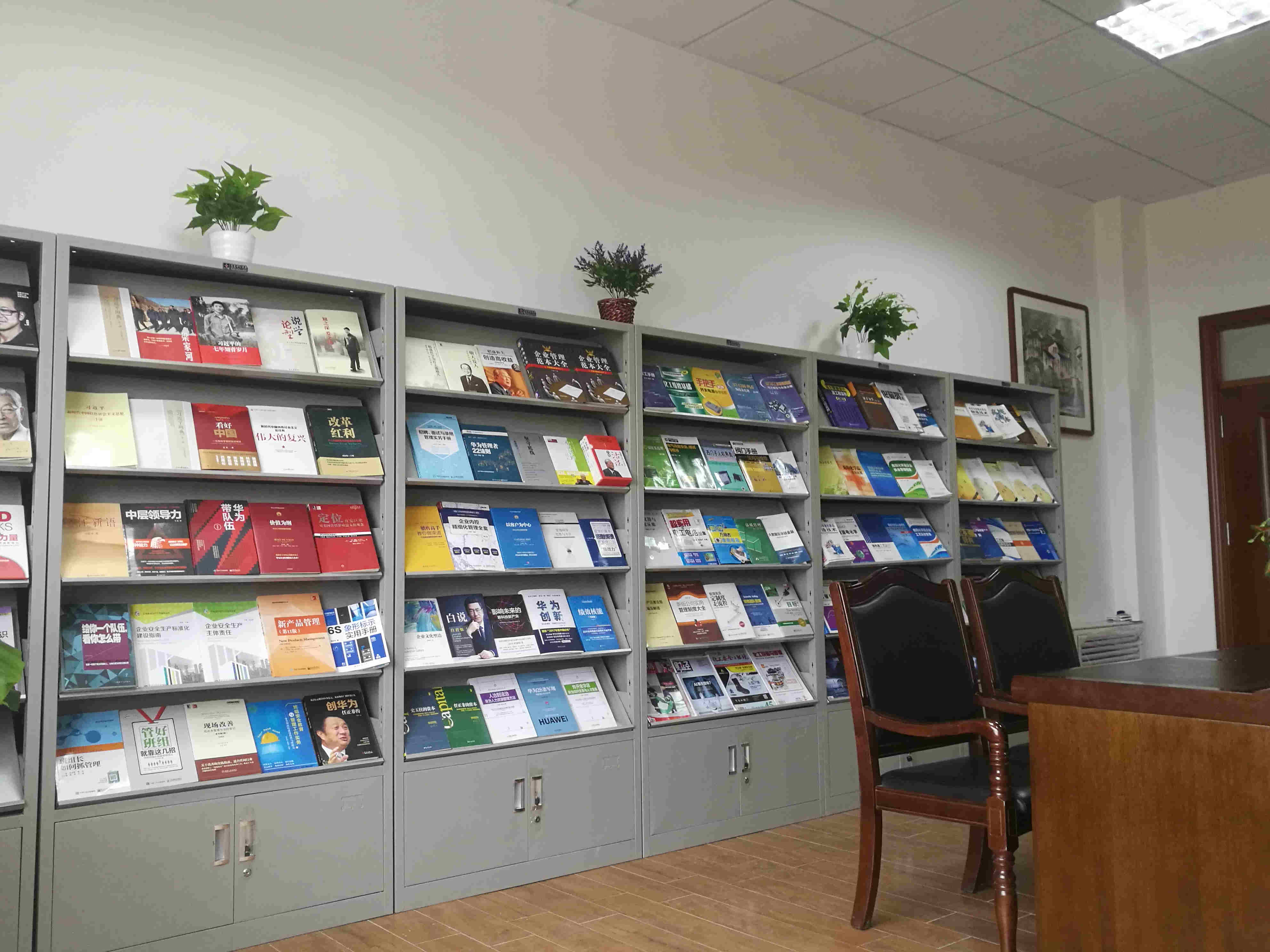 重山光電設立職工圖書閱覽室50