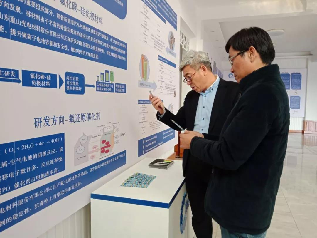 市電子信息和機械裝備產(chǎn)業(yè)發(fā)展中心領導蒞臨集團公司調研指導工作66