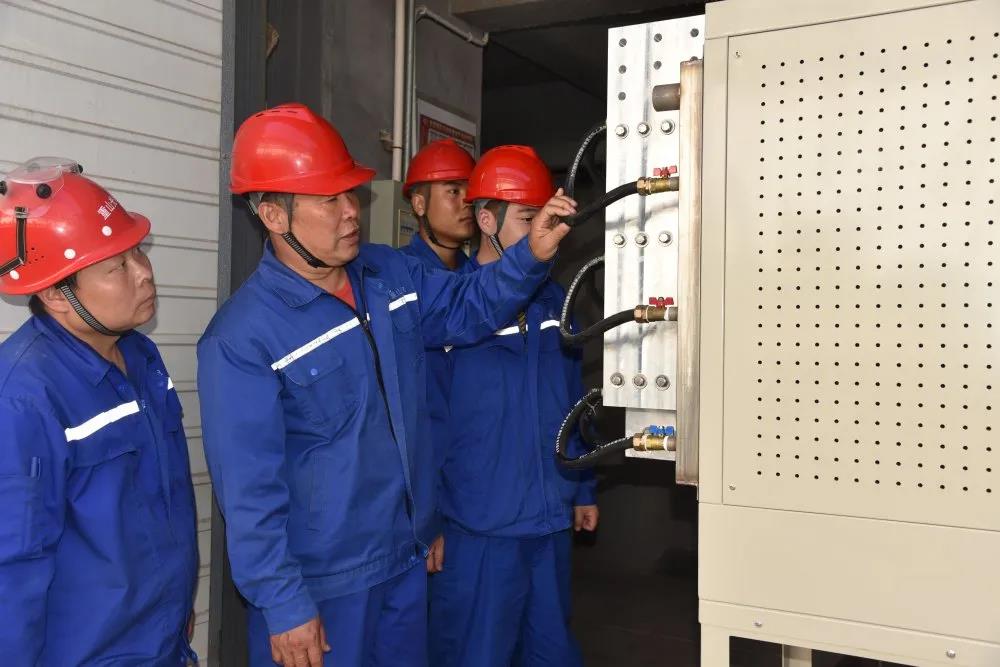 把責(zé)任扛在肩上 把良知裝在心中——記綜合管理部經(jīng)理殷曉華71