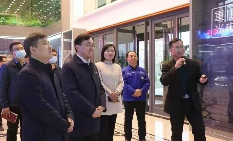 區(qū)委書(shū)記田兵兵到重山集團(tuán)調(diào)研