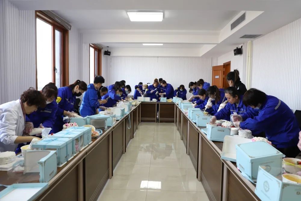 公司組織舉行“3.8女神節(jié)”蛋糕DIY活動57