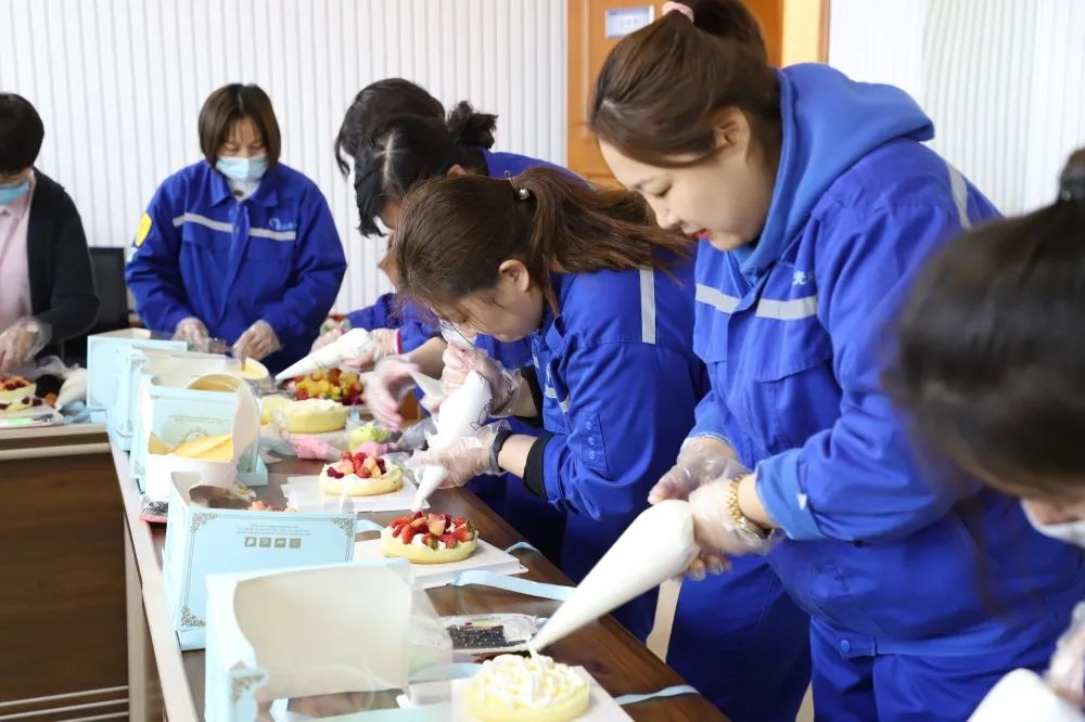公司組織舉行“3.8女神節(jié)”蛋糕DIY活動57