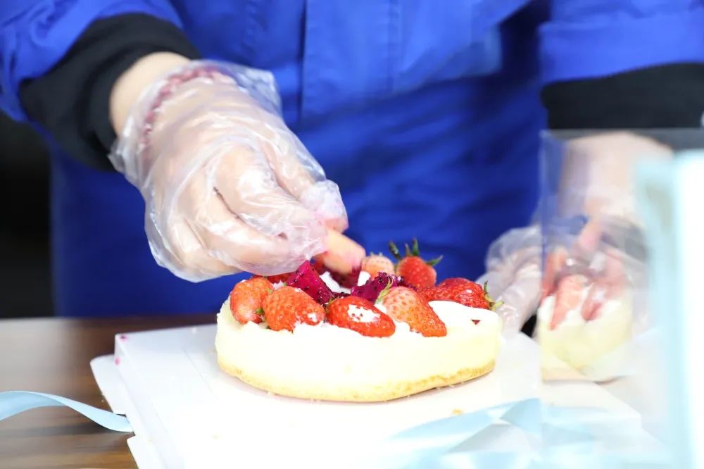 公司組織舉行“3.8女神節(jié)”蛋糕DIY活動57