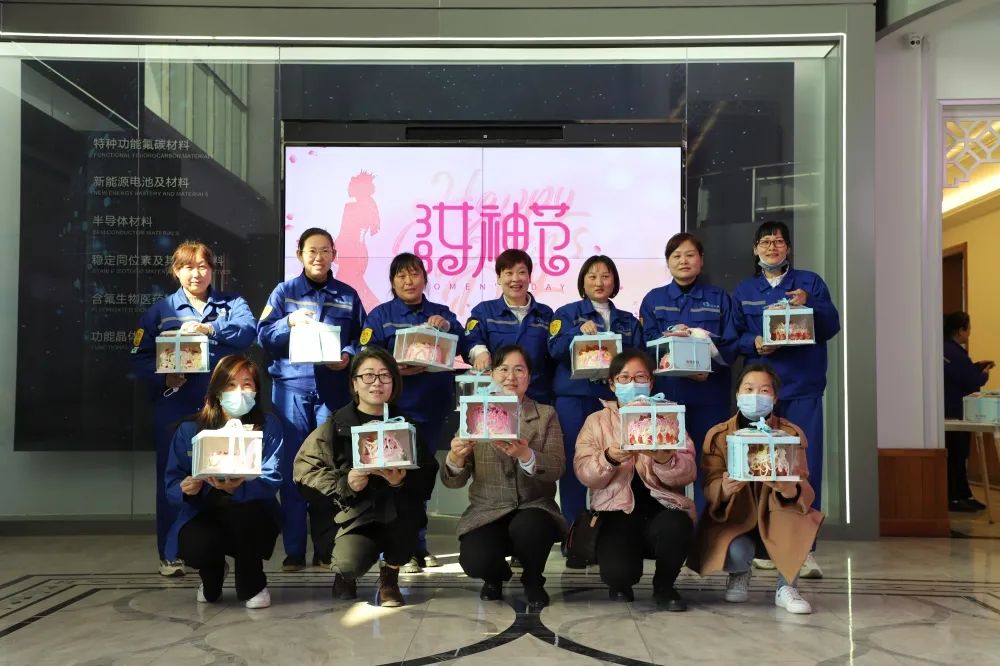 公司組織舉行“3.8女神節(jié)”蛋糕DIY活動57
