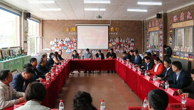 市人大代表、公司董事長李哲參加五級人大代表走進憨兜家園愛心幫扶專題活動