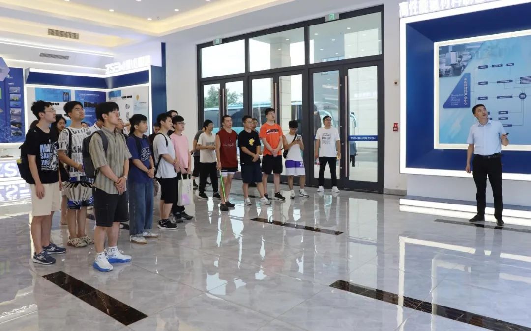 清華大學(xué)師生到我公司開展研學(xué)交流