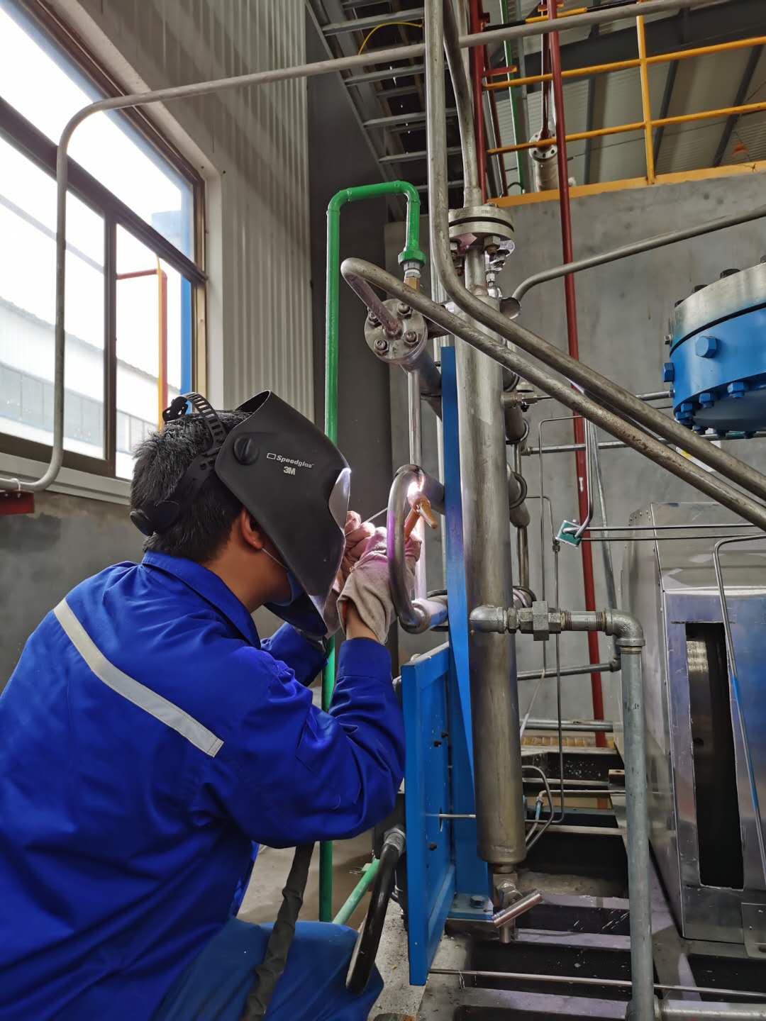 勇?lián)?zé)，圓滿完成高壓管線焊接任務(wù)